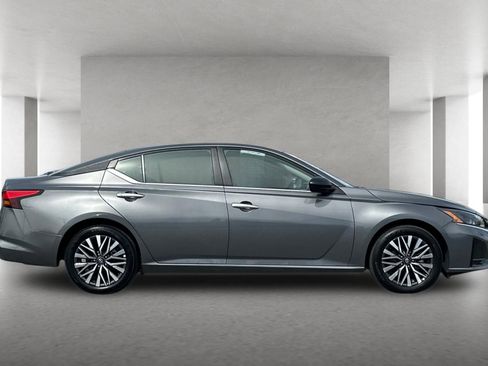 Used 2025 Nissan Altima 2.5 SV FWD image 3