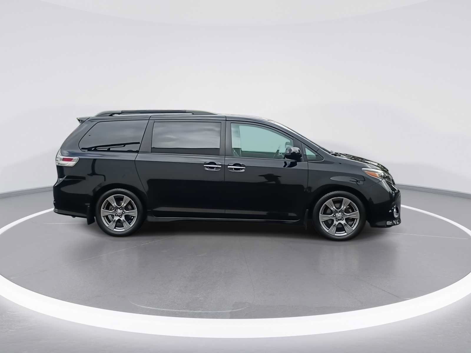 Certified 2017 Toyota Sienna SE w/ SE Preferred Package FWD image 9