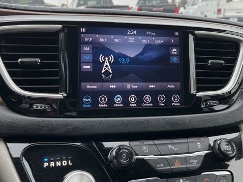Used 2018 Chrysler Pacifica Touring-L w/ Premium Audio Group FWD image 42