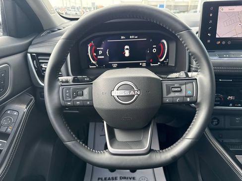 Used 2025 Nissan Rogue Platinum FWD image 17