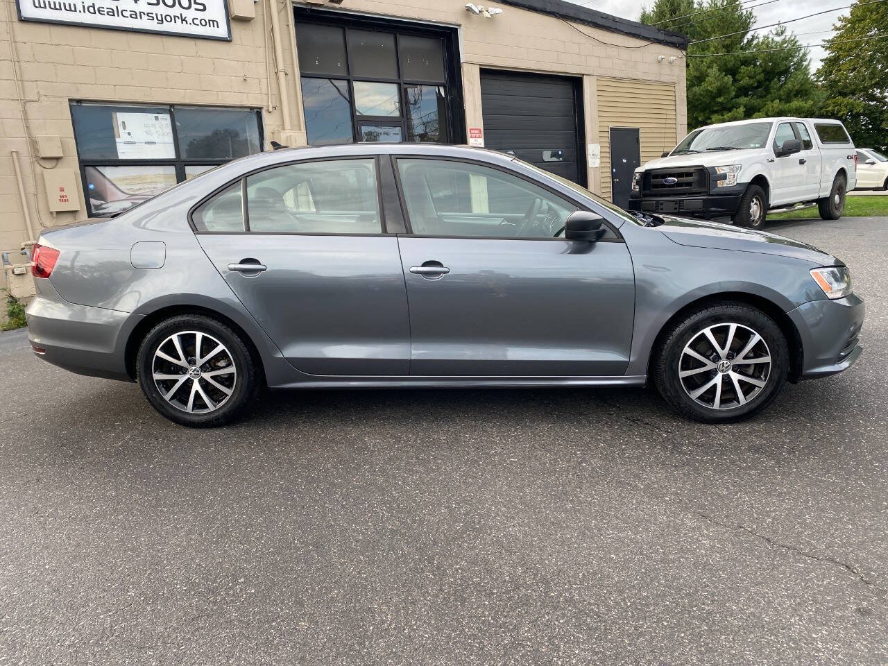 Used 2016 Volkswagen Jetta SE FWD image 2