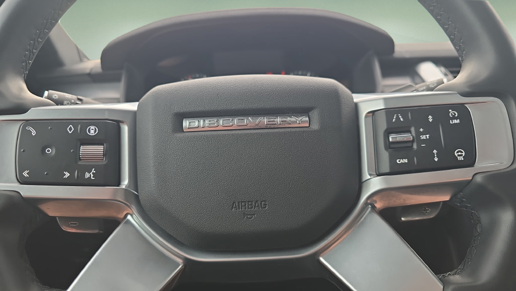 Used 2024 Land Rover Discovery Dynamic SE AWD/4WD image 18
