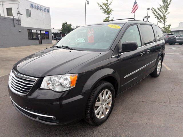 Used 2015 Chrysler Town & Country Touring FWD image 3