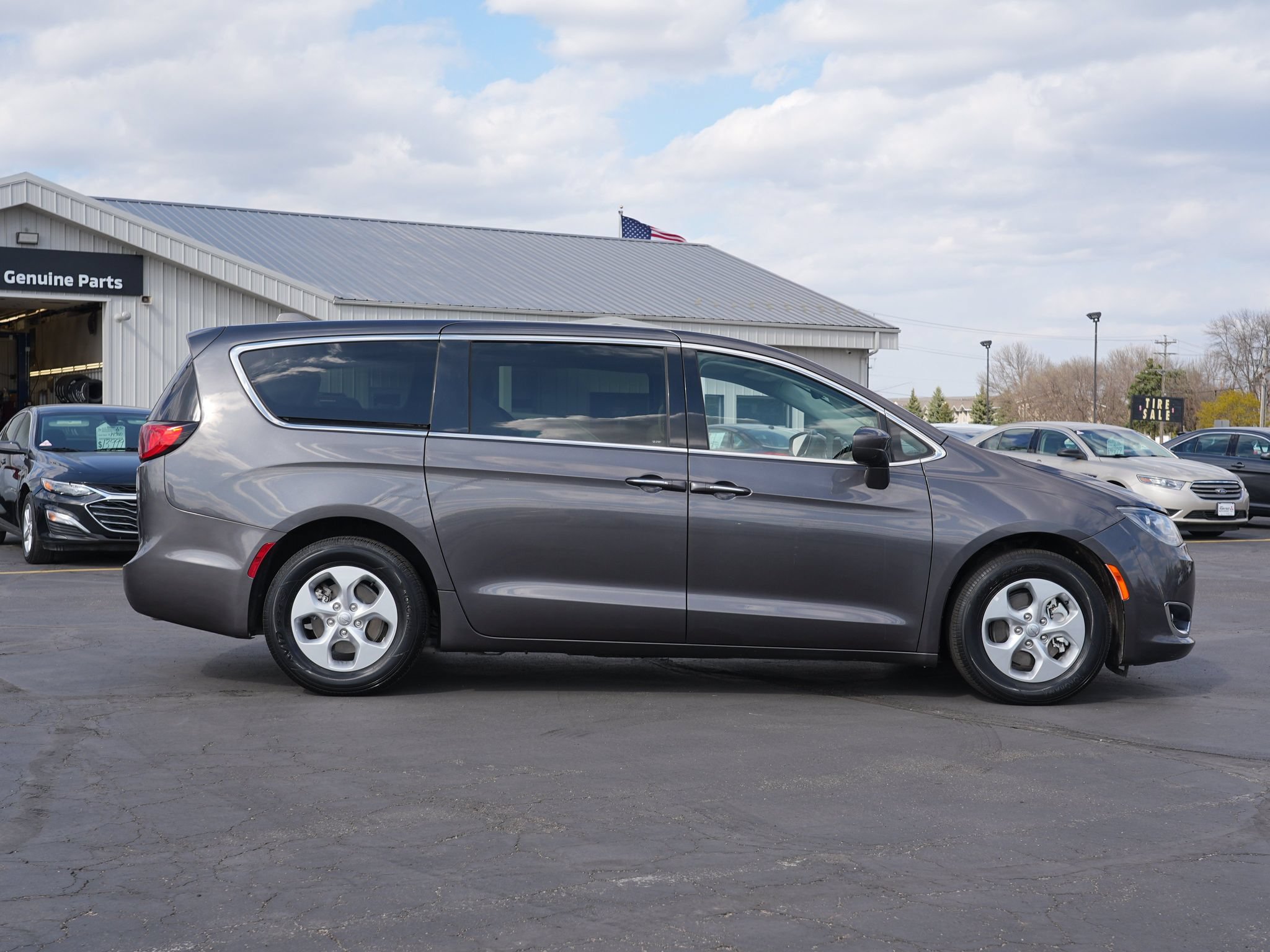 Used 2017 Chrysler Pacifica Touring Plus FWD image 2