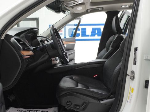 Used 2022 Volvo XC90 T6 Momentum w/ Advanced Package AWD/4WD image 5