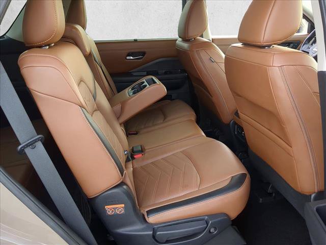 Used 2023 Nissan Pathfinder Platinum w/ Black Appearance Package AWD/4WD image 21