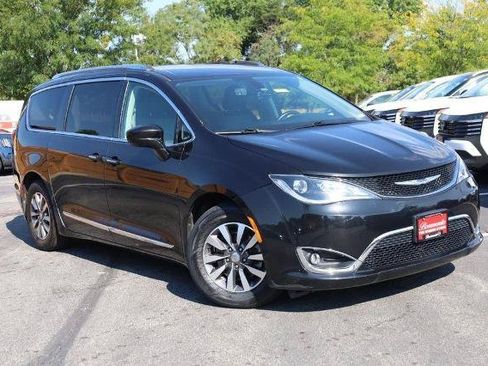 Used 2020 Chrysler Pacifica Touring-L Plus FWD image 2