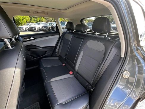 Certified 2022 Volkswagen Taos SE w/ Panoramic Sunroof Package image 16