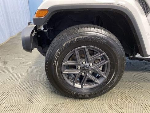 Certified 2024 Jeep Gladiator Sport image 42