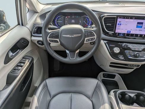 Used 2024 Chrysler Pacifica Limited FWD image 18