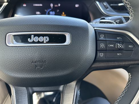 Used 2023 Jeep Grand Cherokee Limited w/ Luxury Tech Group II AWD/4WD image 23