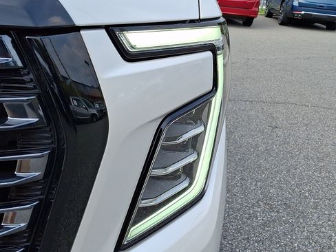 Used 2025 GMC Yukon Denali Ultimate AWD/4WD image 9