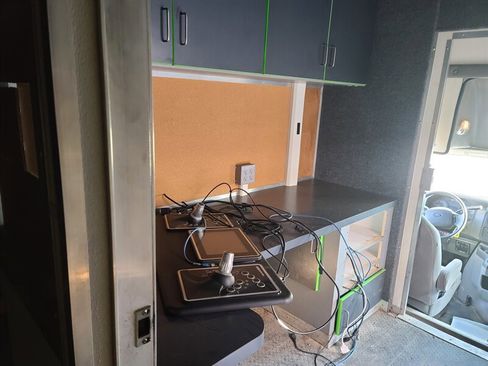 Used 2016 Ford E-450 and Econoline 450 Super Duty image 25