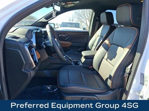 Used 2025 GMC Canyon AT4 w/ AT4 Premium Package AWD/4WD image 2