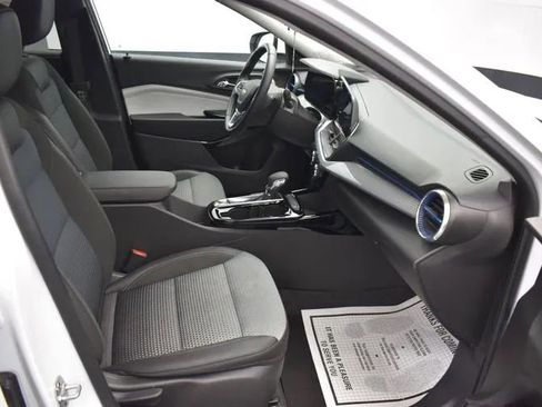Used 2025 Chevrolet Trax LT w/ LT Convenience Package FWD image 16