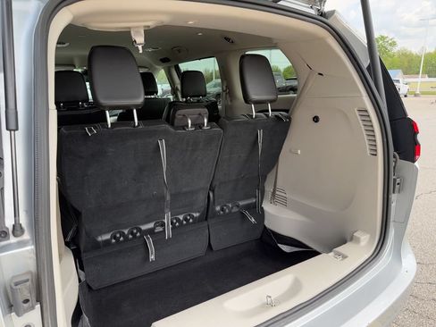 Used 2023 Chrysler Pacifica Touring-L FWD image 19