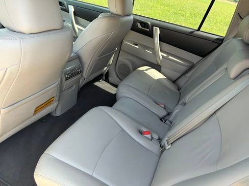 Used 2013 Toyota Highlander SE FWD image 12