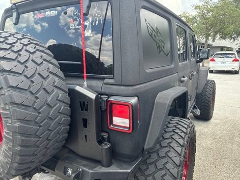 Used 2018 Jeep Wrangler Unlimited Sahara w/ Uconnect 4C Nav & Sound Group AWD/4WD image 5