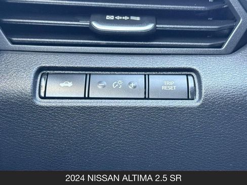 Used 2024 Nissan Altima 2.5 SR FWD image 29