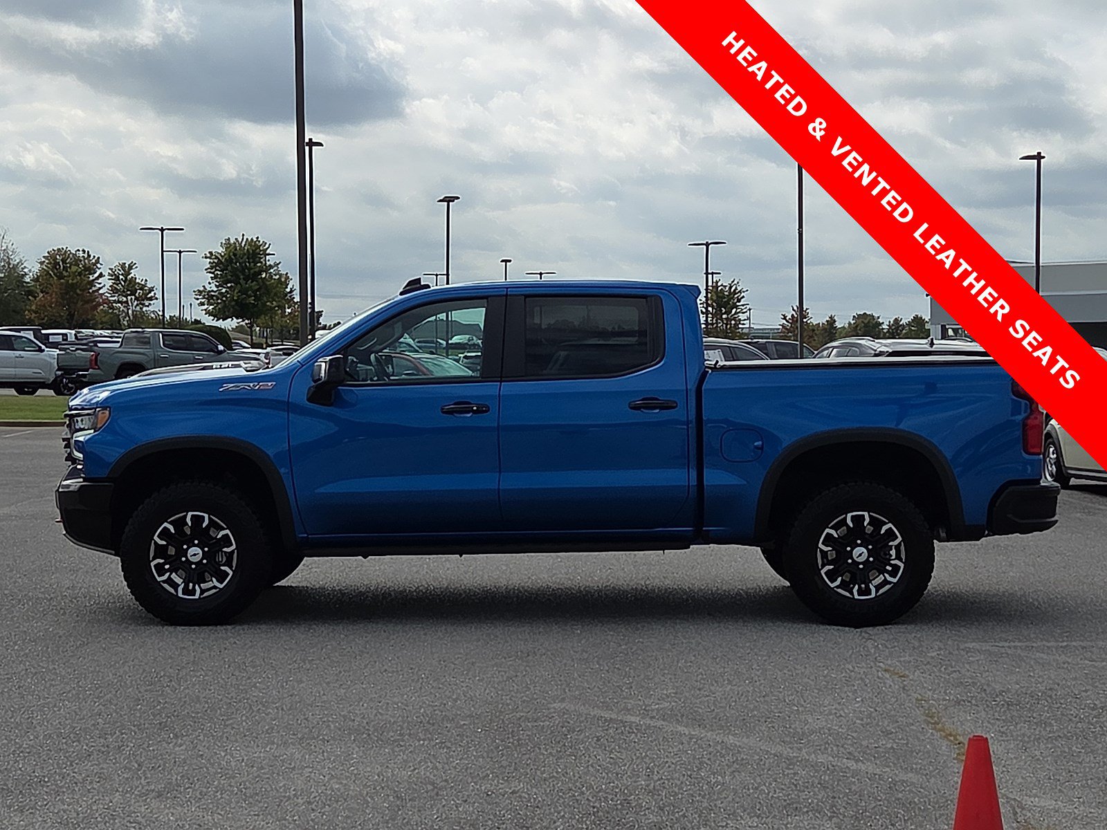 Used 2023 Chevrolet Silverado 1500 ZR2 w/ Technology Package AWD/4WD image 3
