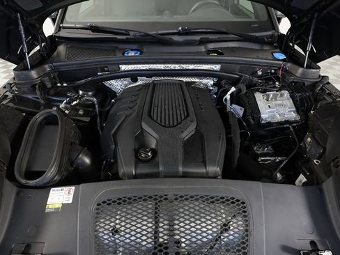 Used 2023 Porsche Macan AWD/4WD image 40