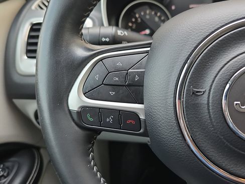 Used 2018 Jeep Compass Latitude w/ Popular Equipment Group FWD image 19