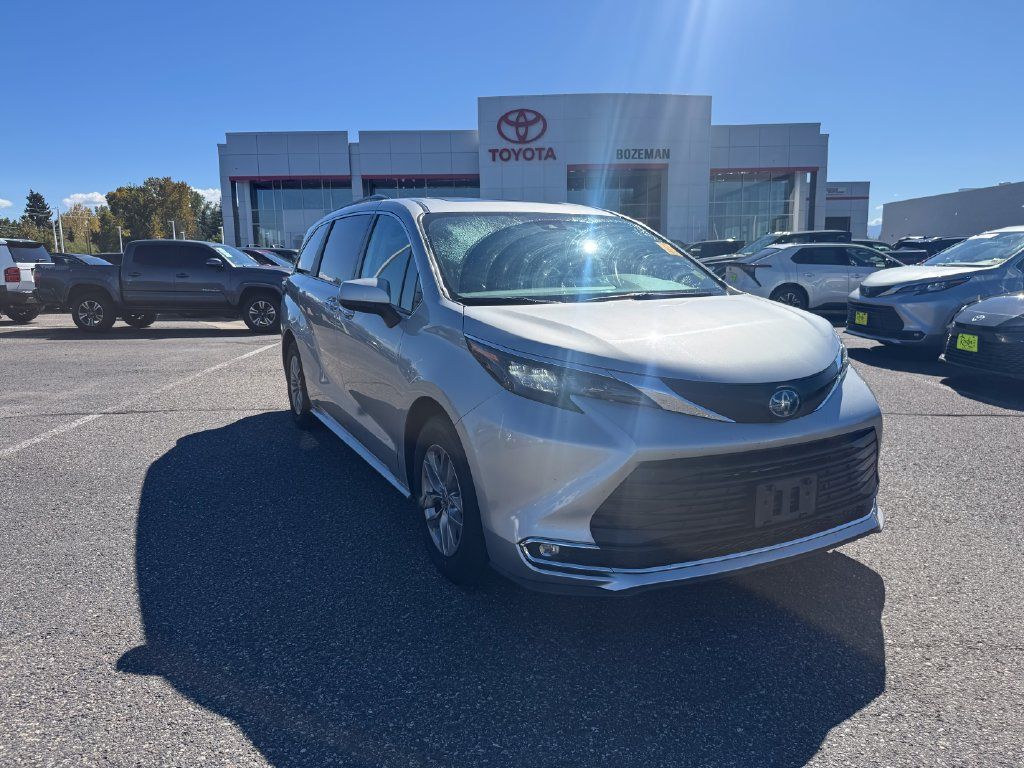 Used 2024 Toyota Sienna XLE FWD image 1