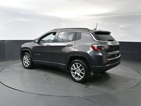 Used 2022 Jeep Compass Latitude w/ Sun and Sound Group AWD/4WD image 3