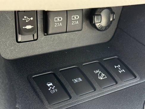 Used 2017 Toyota Highlander XLE AWD/4WD image 13