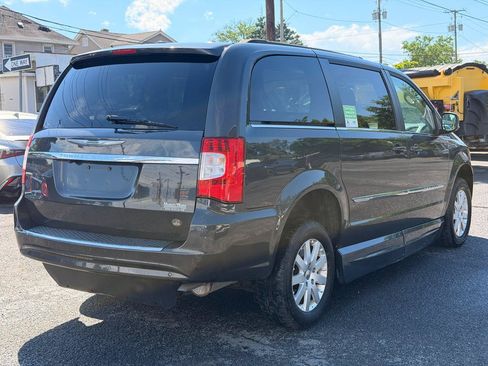 Used 2012 Chrysler Town & Country Touring-L FWD image 6