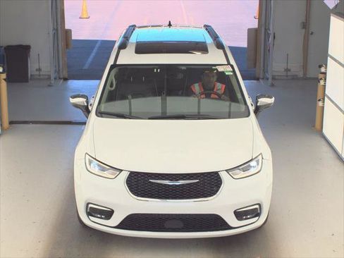 Used 2023 Chrysler Pacifica Limited FWD image 6