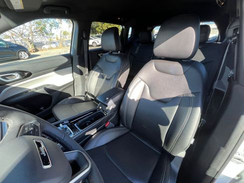 Used 2025 Jeep Compass Limited image 27