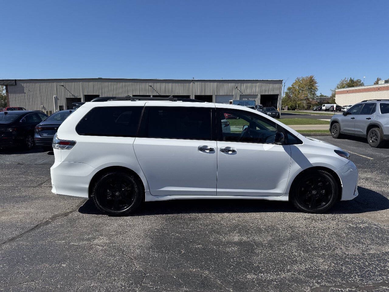 Used 2020 Toyota Sienna SE Premium w/ Nightshade Edition FWD image 4
