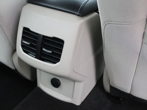 Used 2019 Ford Fusion SE image 16