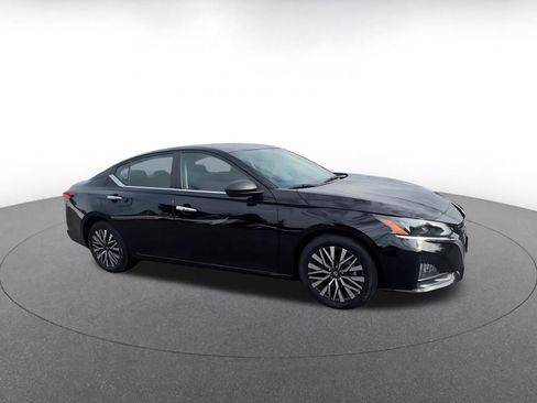 Used 2025 Nissan Altima 2.5 SV FWD image 2