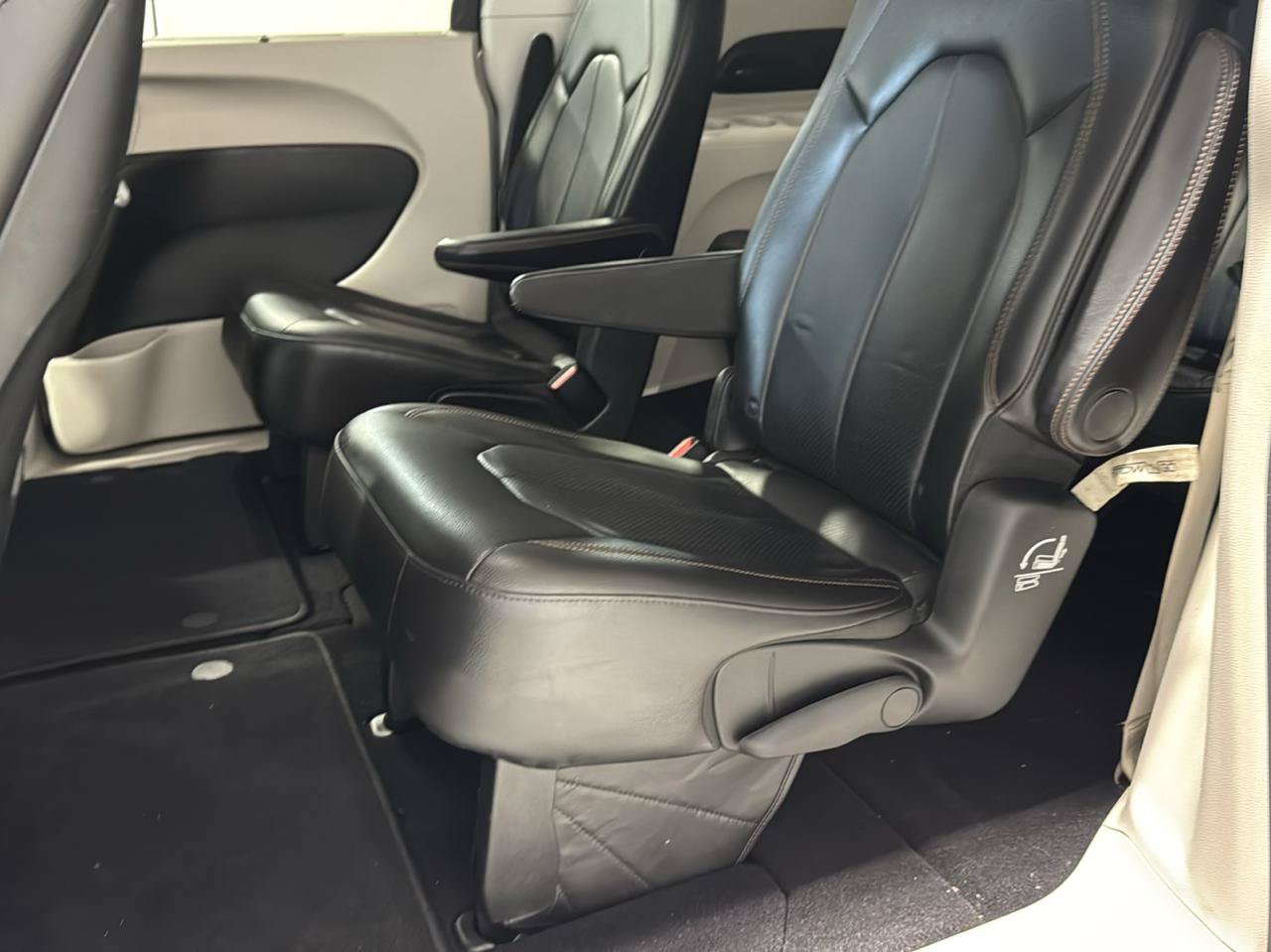 Used 2018 Chrysler Pacifica Touring-L Plus FWD image 17