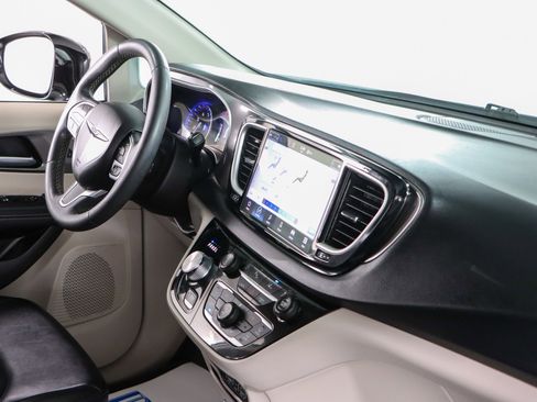 Used 2024 Chrysler Pacifica Touring-L FWD image 26