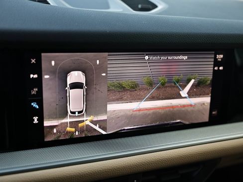 Certified 2025 Porsche Cayenne w/ Premium Package Plus image 40