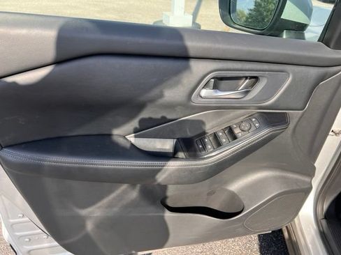 Used 2025 Nissan Rogue SV AWD/4WD image 9
