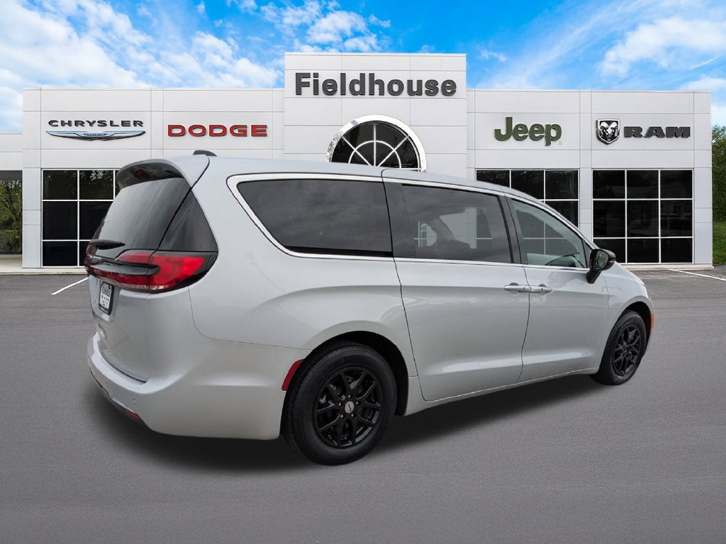 Used 2024 Chrysler Pacifica Touring-L FWD image 5