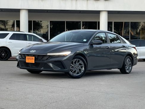 Used 2025 Hyundai Elantra Blue image 2