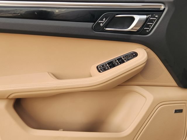 Used 2025 Porsche Macan AWD/4WD image 22