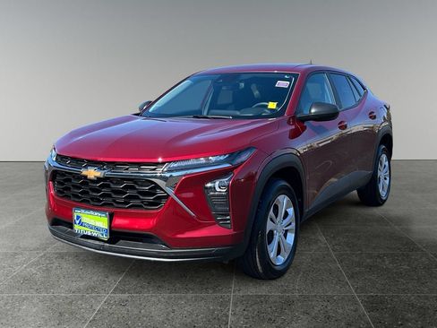 Used 2025 Chevrolet Trax LS FWD image 3