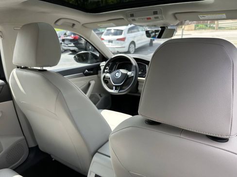 Used 2021 Volkswagen Jetta SE w/ SE Cold Weather Package FWD image 12