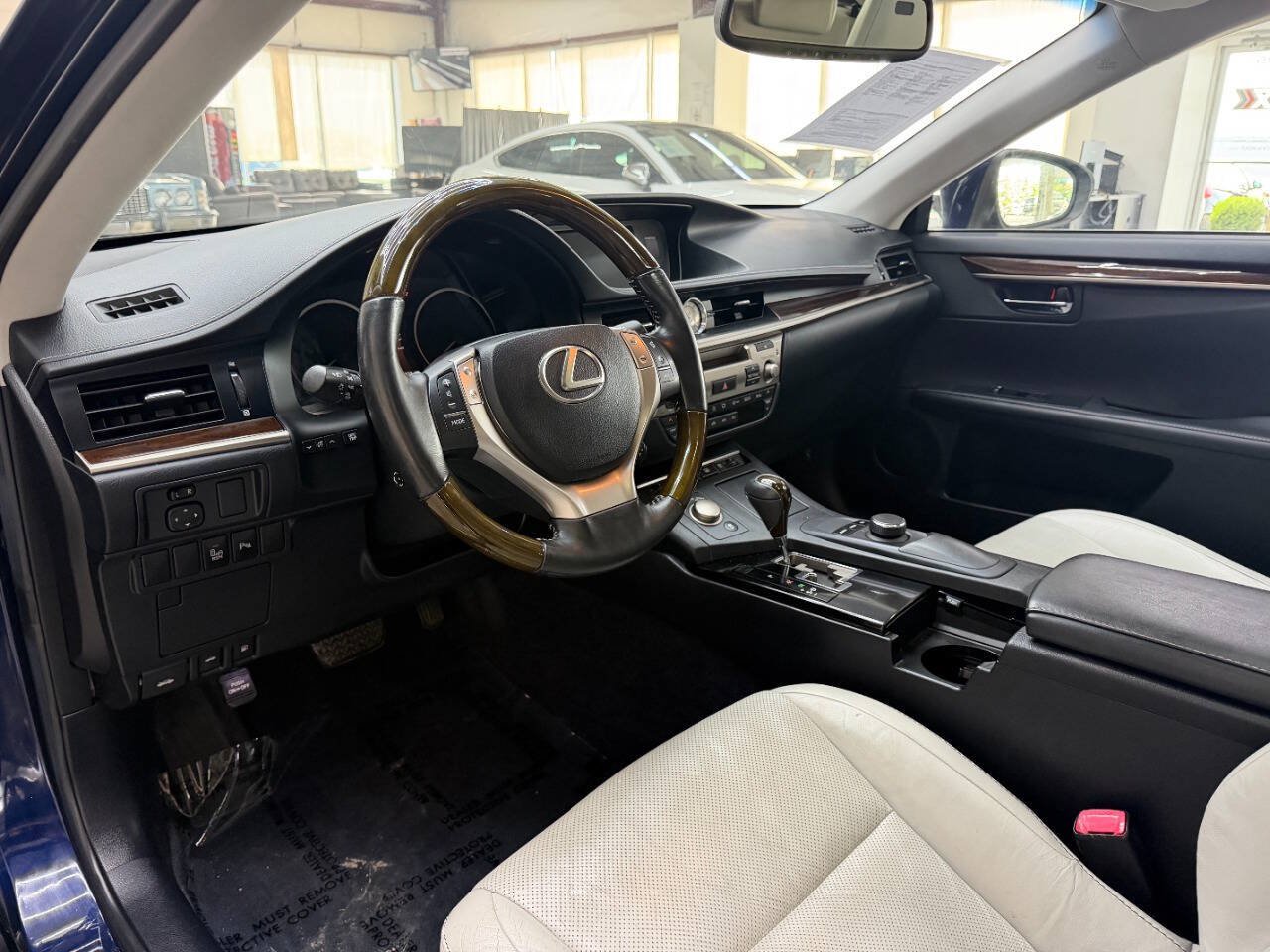 Used 2013 Lexus ES 350 w/ Luxury Pkg FWD image 19