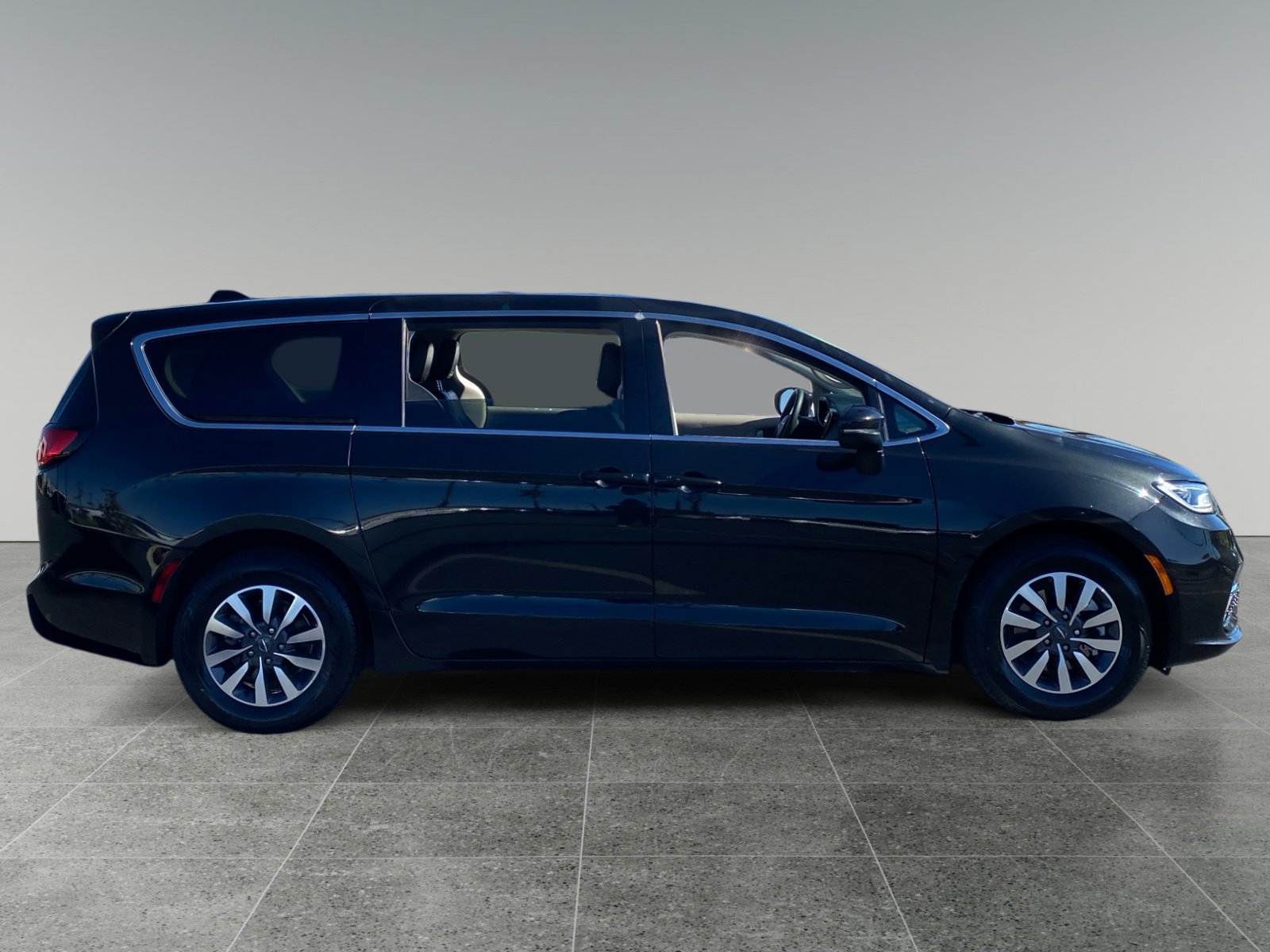 Used 2023 Chrysler Pacifica Touring-L FWD image 6