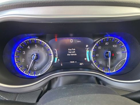 Used 2025 Chrysler Pacifica Limited image 23