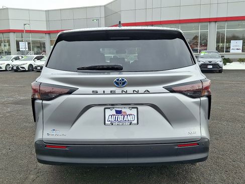 Used 2025 Toyota Sienna XLE image 6