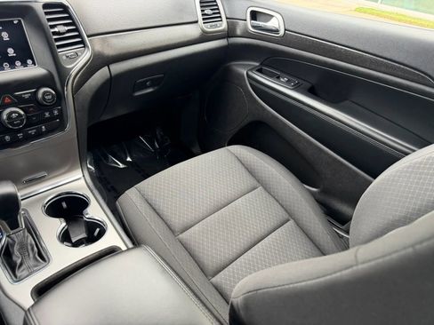 Used 2018 Jeep Grand Cherokee Laredo AWD/4WD image 15