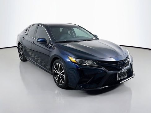 Used 2020 Toyota Camry SE image 3